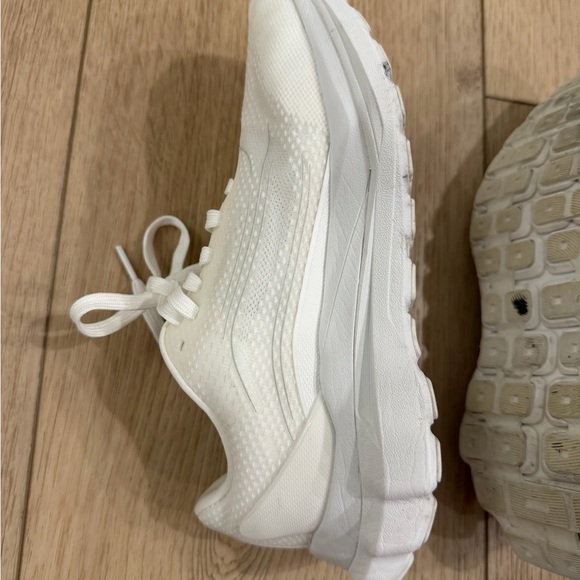 ALO Runner White Sneakers Womens Size 6.5 - Picture 10 of 16